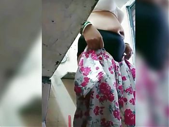 Village bhabhi nasheele bathein saree dropping boobs showing in kitchen 